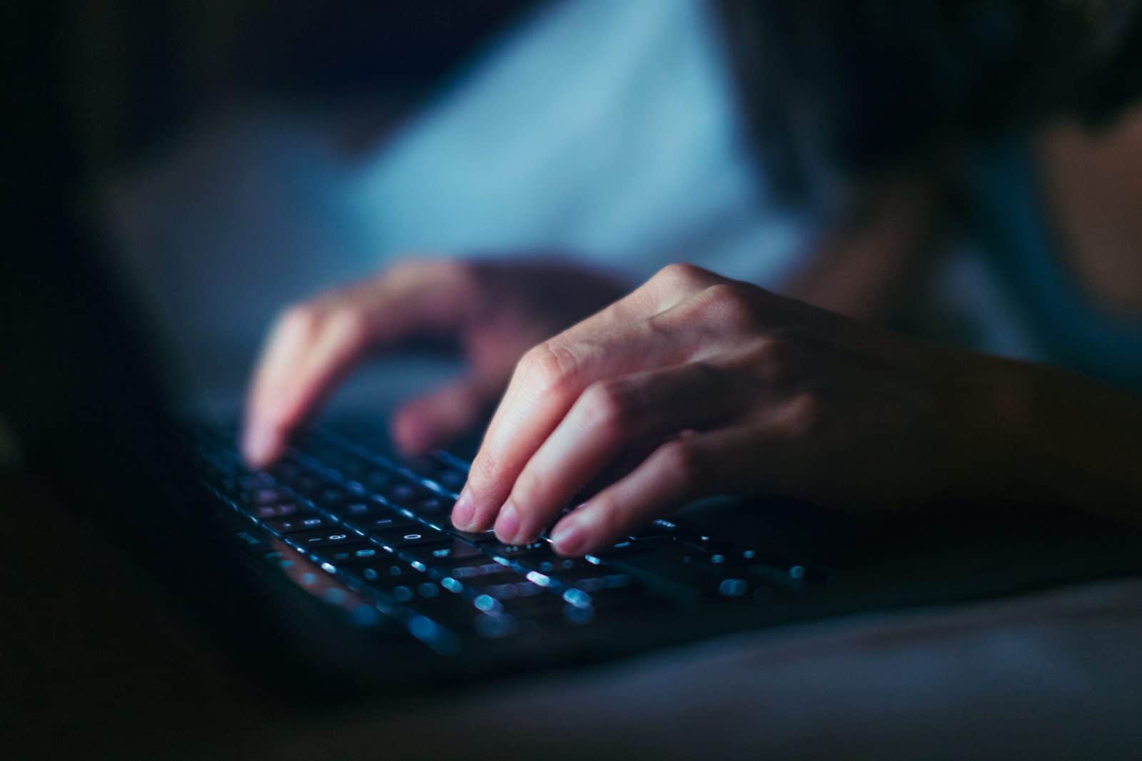 hands on a keyboard online scams